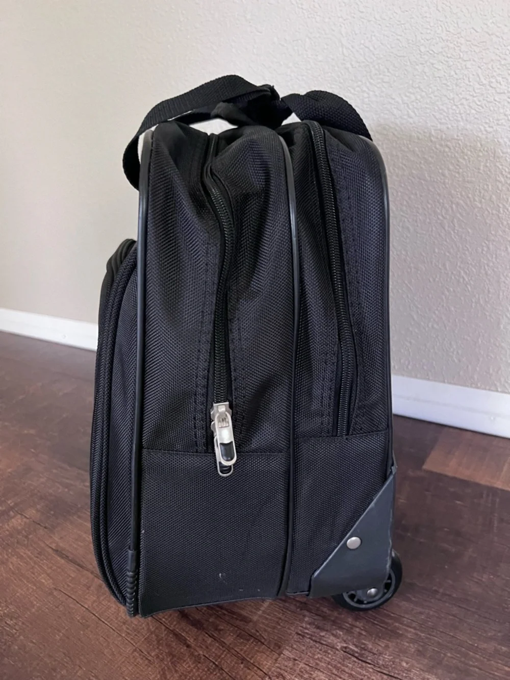 Targus rolling work bag. Black. Silver-toned hardware. - Picture 4 of 16